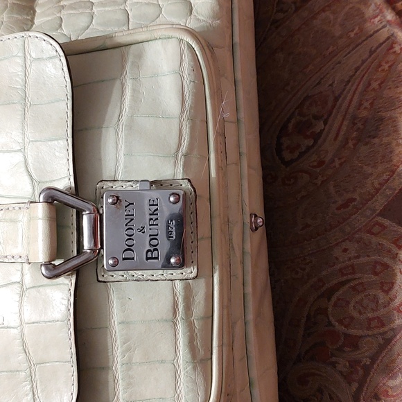 GUC Dooney and Burke pale green croc-embossed leather. Silver hardware. - Picture 6 of 16